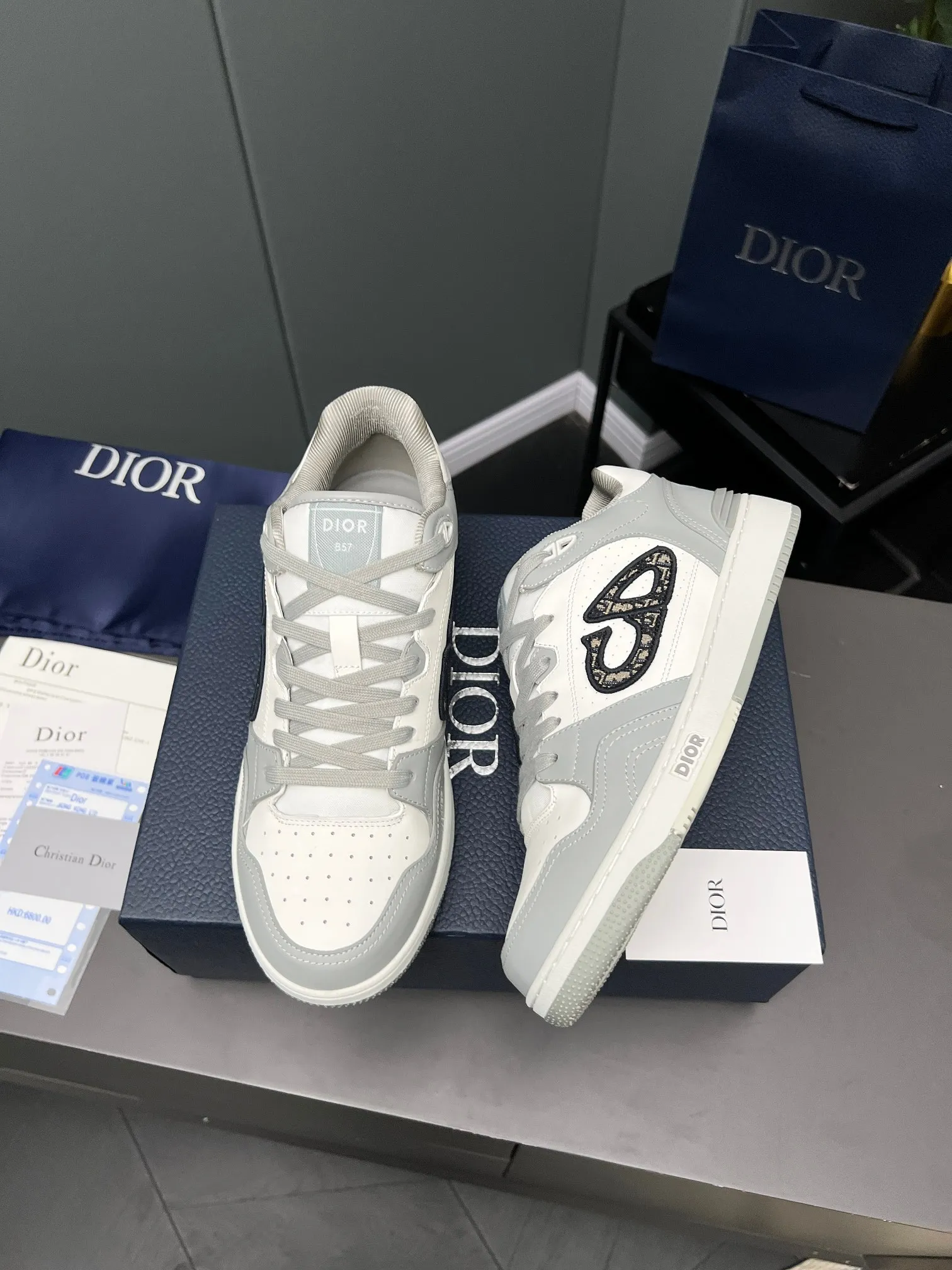 Men's Men's Shoes 💰600 Dior DiorB57 top version of low-top sneakers! ! ! Navy blue with beige smooth first-layer cowhide, fully oiled edges, T men's shoes 💰U outsole.  The 2024 autumn men's wear series has made a wonderful debut, a new classic item launched by Dior. Crafted from smooth first-grain cow leather in navy blue and beige, it's accented by a large leather heat-stamped CD logo on the sides. The distinctive laces of the same color match the color of the shoe body, and the opening and closing are decorated with various classic details on the tongue, sole and back side to enhance the style. The eyelet details, upper stitching and heel strip panels of the same color highlight the dynamic charm of its sports style. Exclusive two-color molded T men's shoes 💰U outsole is light, comfortable, non-slip and wear-resistant, the mesh lining and feet are customized with original colors, soft and breathable. Exquisite production technology highlights the grade, and can be matched with all kinds of clothing to create a refined look.